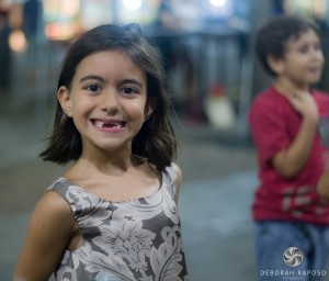 2 Menina sorrindo com janela